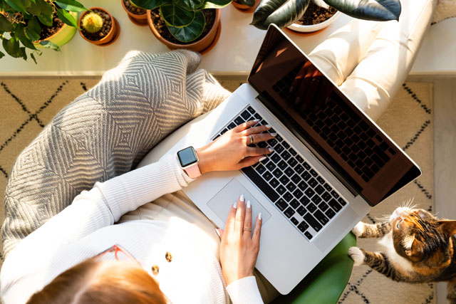 Dame-met-laptop